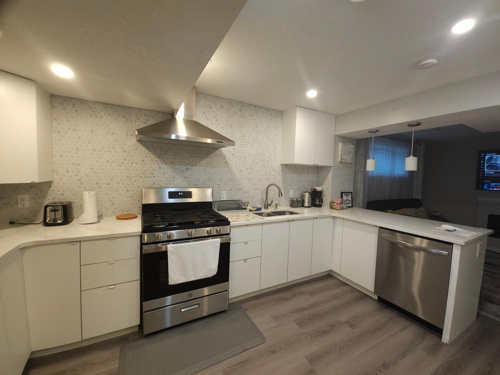 Cozy 2 Bedroom Suite, Queen Beds, Near The Airport Edmonton Exterior photo